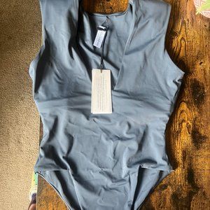 Dos Gardenias Grace U-Neck One Piece